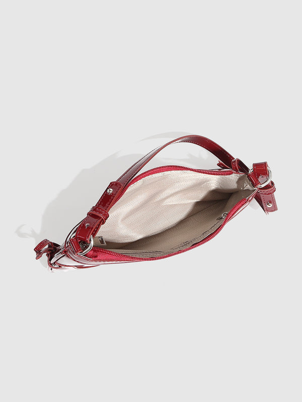 Mini-strukturierte Umhängetasche in glänzender Lackleder-Optik mit gebogenem rechteckigem Korpus, Reißverschluss oben und seitlichem Kordelzug