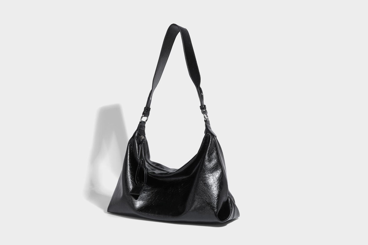 Weich fallende Hobo-Schultertasche mit glänzender Crinkle-Oberfläche, Reißverschluss oben und verstellbarem Riemen, Detailansicht 16