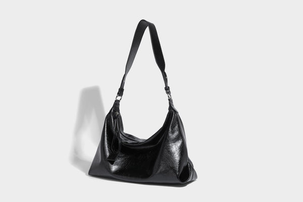 Weich fallende Hobo-Schultertasche mit glänzender Crinkle-Oberfläche, Reißverschluss oben und verstellbarem Riemen, Detailansicht 16