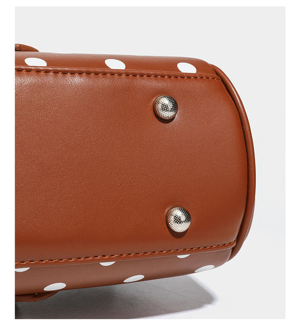 Strukturierte Baguette-Tasche mit Polka-Dot-Muster, glänzender Lederoptik, zwei Tragegriffen, silberfarbener Drehverschlussklappe und