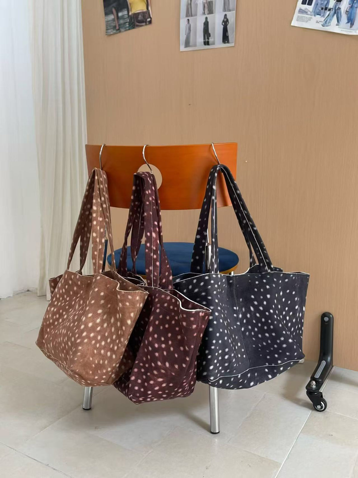 Große Tote-Bag aus Samt mit Fleckenmuster und offenem Design, langen Schulterriemen und weich geschwungener Trapezform, Detailansicht 12