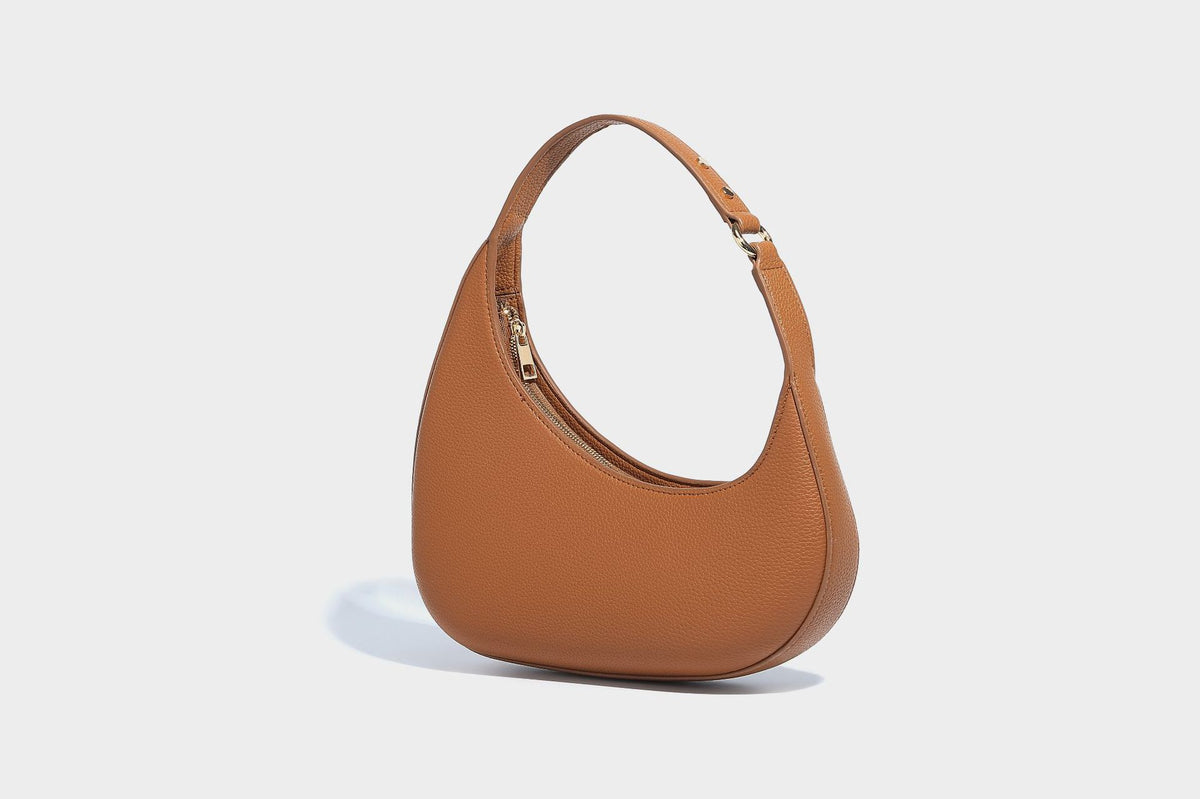 Halbmondförmige Hobo-Schultertasche in genarbter Lederoptik mit schmalem Riemen und goldfarbenen Reißverschlussdetails, Detailansicht