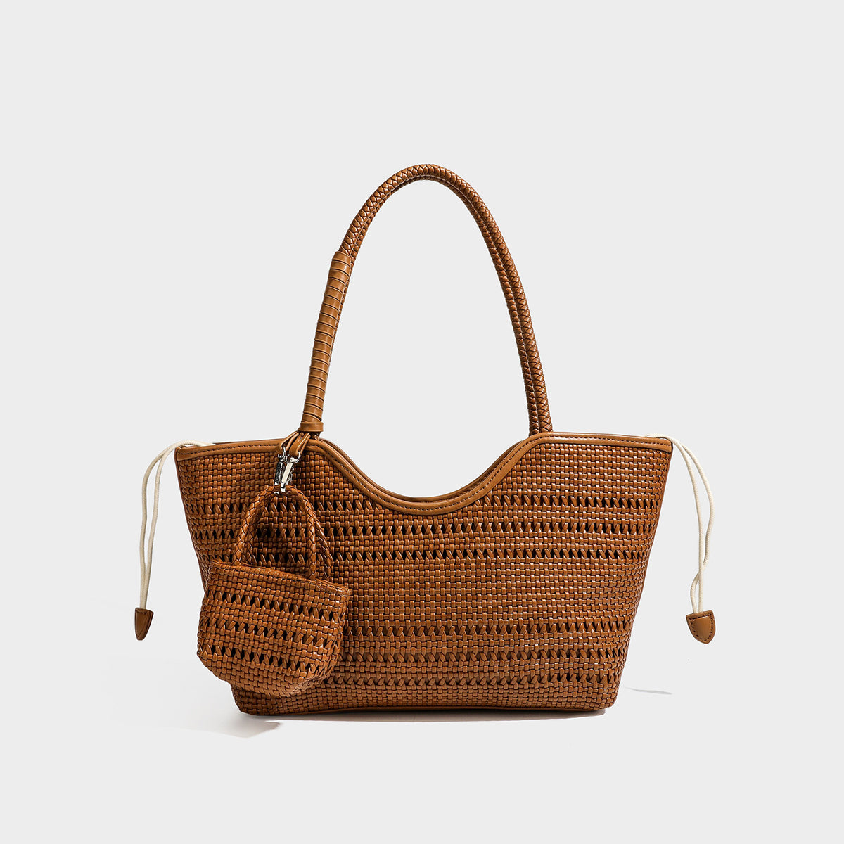 Dunkelbraune gewebte Tote-Tasche in Lederoptik mit geflochtenen Henkeln, Kordelzugverschluss und befestigtem gewebtem Mini-Etui, Detailansicht