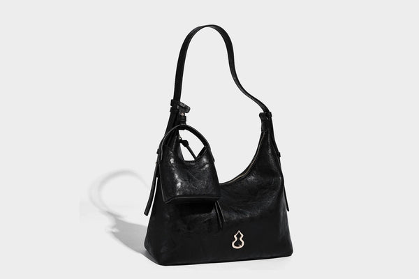 Glänzende Hobo-Schultertasche in Lederoptik mit abnehmbarem Mini-Etui und Logo-Beschlägen in Goldoptik, Detailansicht 26