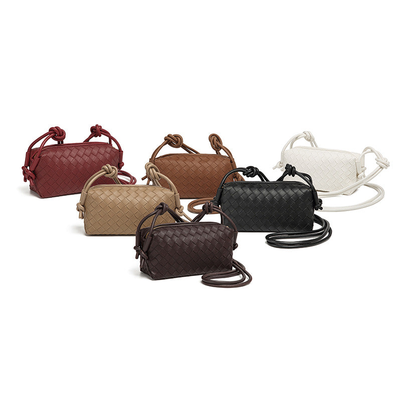 Kleine rechteckige Mini-Crossbody-Tasche in Webstruktur mit geknotetem Kordelriemen und Reißverschluss in Goldoptik, Detailansicht 2