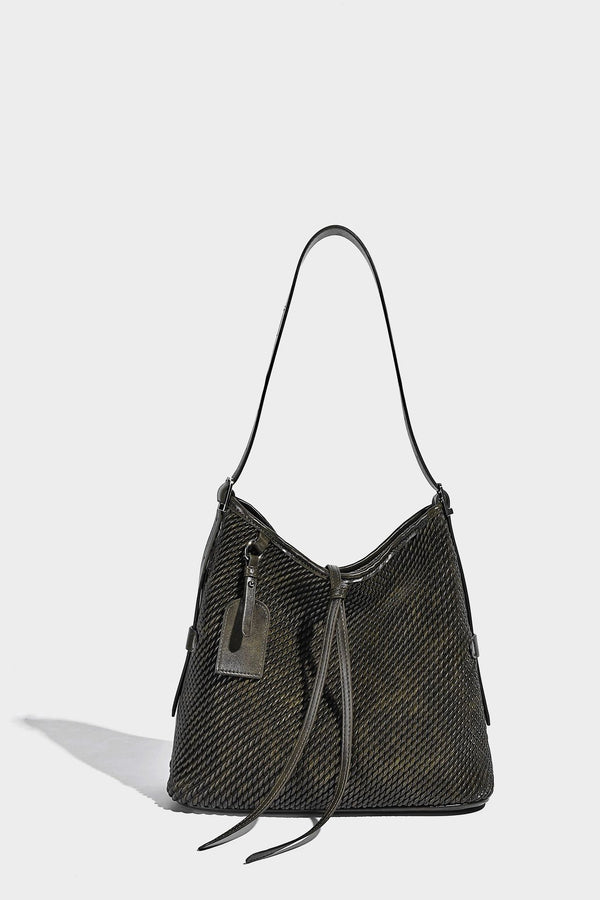 Große Schultertasche im Beuteltaschenstil mit Flechtstruktur, glatten Besätzen in Lederoptik, verstellbarem Riemen und Anhänger-Detail, Detailansicht