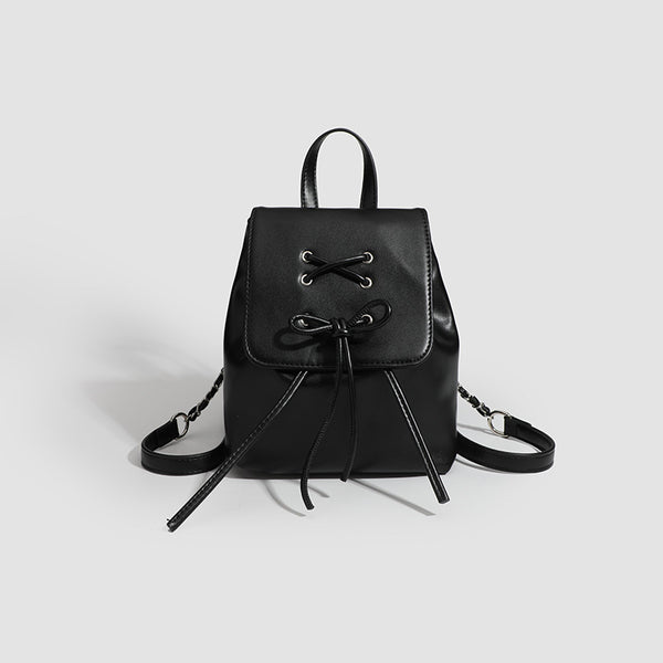 Kleine Rucksack-Handtasche in Lederoptik mit über Kreuz geschnürter Schleife auf der Klappe, Schulterriemen mit Kettendetail und Tragegriff