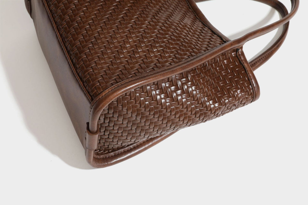 Strukturierte Tote-Bag mit Webstruktur in Braun, glattem Besatz in Lederoptik, geknoteten Henkeln und angehängtem Mini-Beutel mit Kordelzug