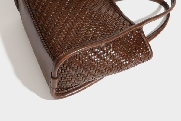 Strukturierte Tote-Bag mit Webstruktur in Braun, glattem Besatz in Lederoptik, geknoteten Henkeln und angehängtem Mini-Beutel mit Kordelzug