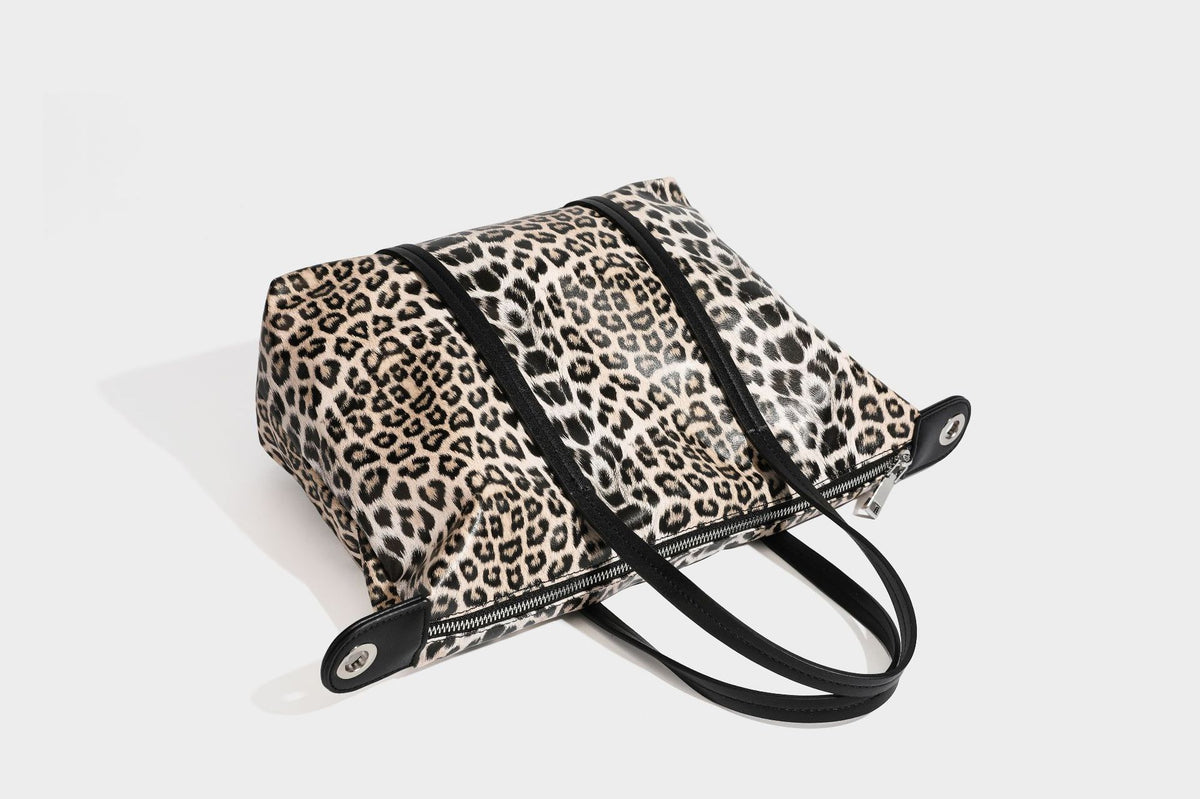Shopper in glänzender Lederoptik mit Leopardenprint, schwarzem Besatz, Reißverschluss oben und zwei Schulterriemen, Detailansicht 38