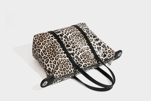 Shopper in glänzender Lederoptik mit Leopardenprint, schwarzem Besatz, Reißverschluss oben und zwei Schulterriemen, Detailansicht 38