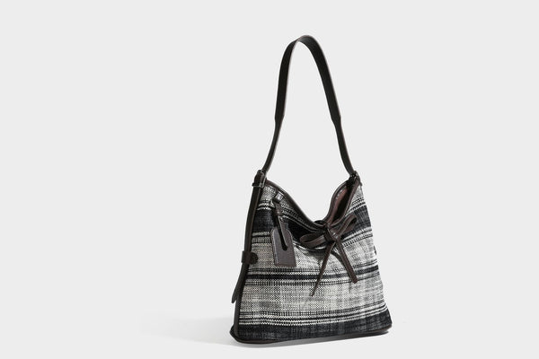Schwarz-weiß karierte Hobo-Schultertasche aus gewebtem Material mit dunkelbrauner Einfassung in Lederoptik, Kordelzugverschluss und langem, verstellbarem