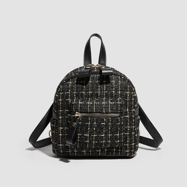 Kleiner strukturierter Mini-Rucksack aus gewebtem Material in Tweed-Optik mit goldfarbenen Beschlägen und kontrastierenden Abschlüssen in Lederoptik, Detailansicht