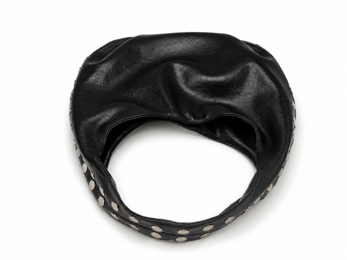 Schwarze Hobo-Bag in Lederoptik mit silberfarbenen Kuppelnieten entlang der Seitenaht und einem breiten einzelnen Tragegriff oben, Detail