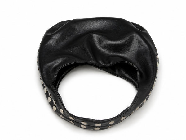 Schwarze Hobo-Bag in Lederoptik mit silberfarbenen Kuppelnieten entlang der Seitenaht und einem breiten einzelnen Tragegriff oben, Detail