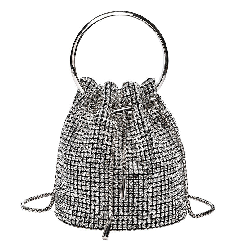Kleine Beuteltasche mit Kristall-Strasssteinen, silberfarbenem Ringhenkel und Ketten-Schulterriemen, Kordelzugverschluss, Detailansicht 5