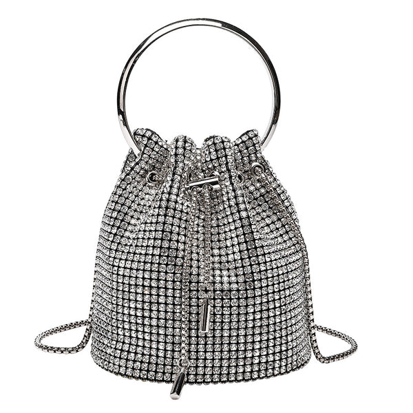 Kleine Beuteltasche mit Kristall-Strasssteinen, silberfarbenem Ringhenkel und Ketten-Schulterriemen, Kordelzugverschluss, Detailansicht 5
