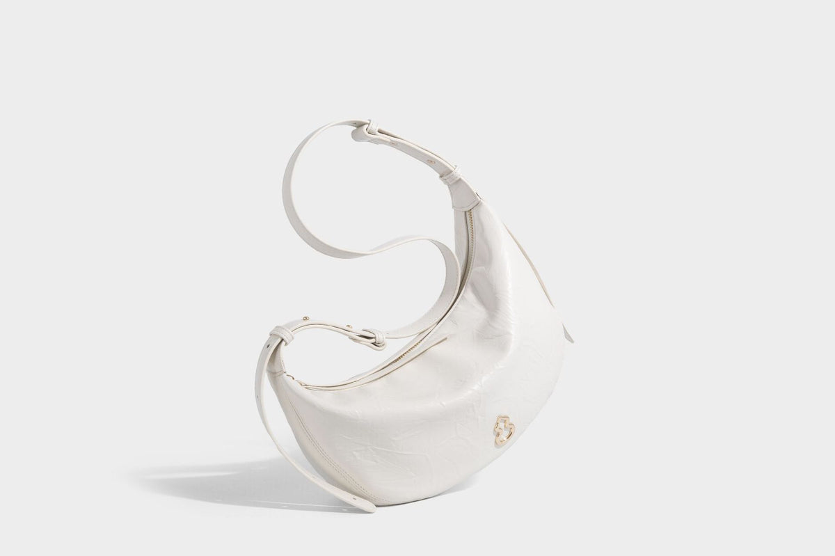 Glänzende, gekräuselte Halbmond-Schultertasche mit goldfarbenen Emblem-Beschlägen und verstellbarem Riemen, Detailansicht 22