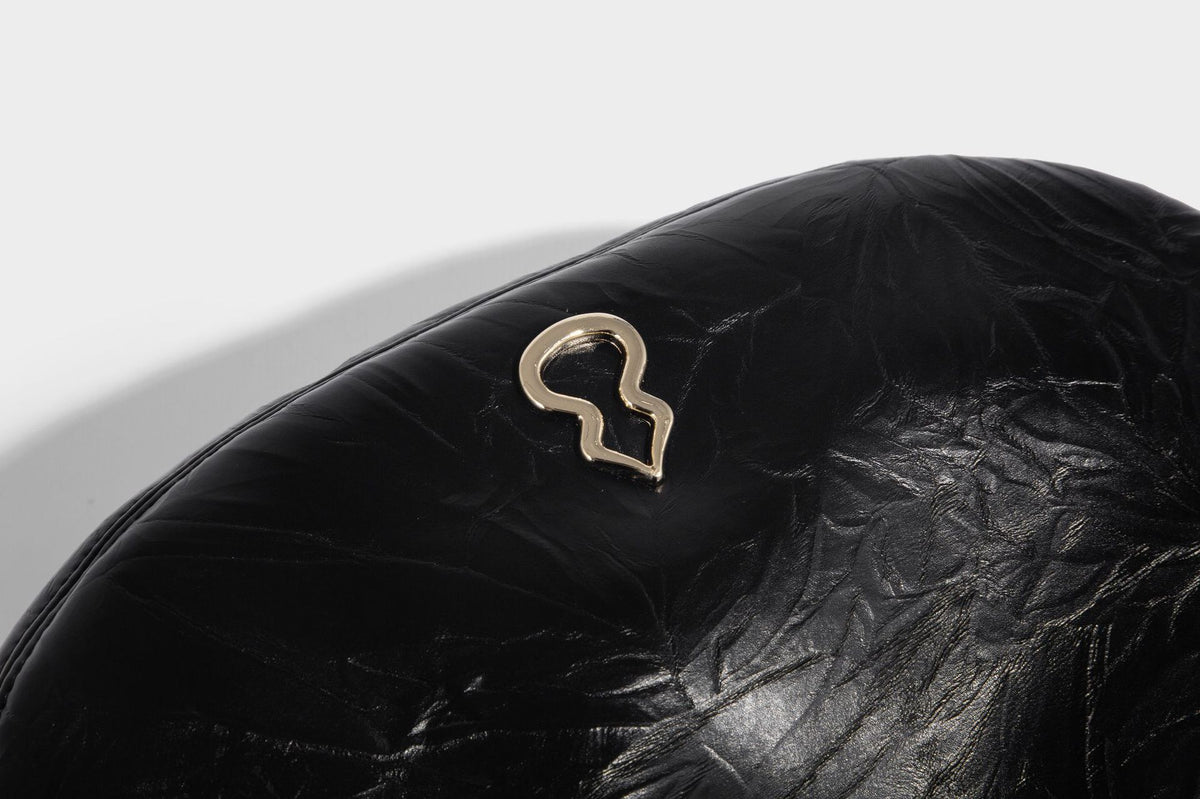 Glänzende, gekräuselte Halbmond-Schultertasche mit goldfarbenen Emblem-Beschlägen und verstellbarem Riemen, Detailansicht 17