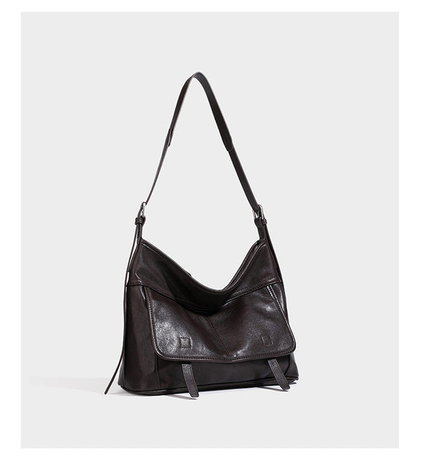 Weich fallende, geräumige Schulter- und Crossbody-Tasche in Lederoptik mit vorderer Klappentasche, Reißverschluss oben und langem verstellbarem Riemen