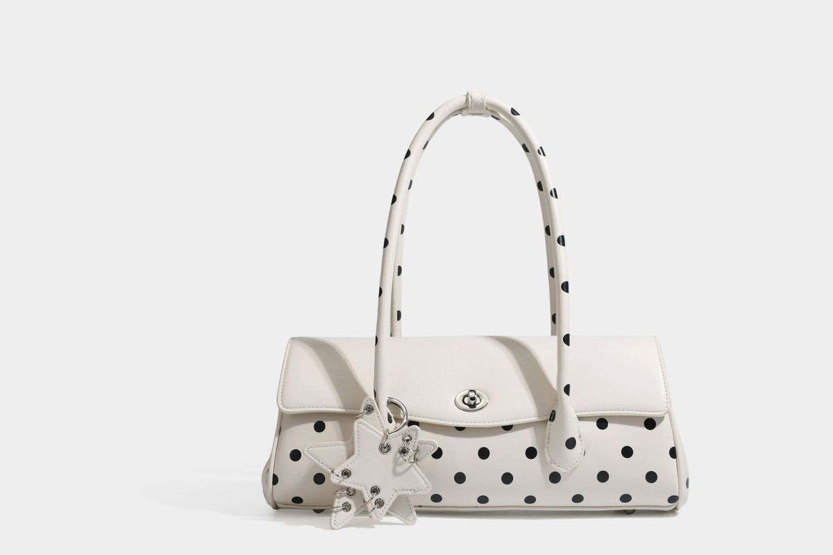 Strukturierte Baguette-Tasche mit Polka-Dot-Muster, glänzender Lederoptik, zwei Tragegriffen, silberfarbener Drehverschlussklappe und