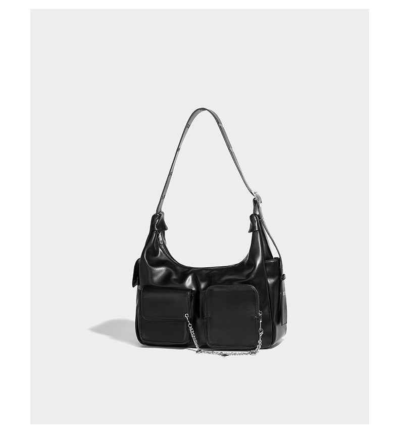 Lässig fallende Hobo-Schultertasche mit glänzender Lederoptik, vorderen Klappentaschen, Kettenapplikationen und silberfarbenen Nietbeschlägen