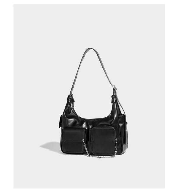 Lässig fallende Hobo-Schultertasche mit glänzender Lederoptik, vorderen Klappentaschen, Kettenapplikationen und silberfarbenen Nietbeschlägen