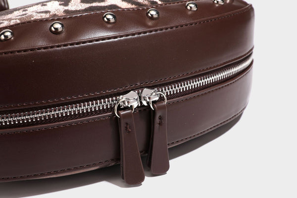 Crescent-Hobo-Schultertasche mit braunem Leopardenmuster, silbernen Nieten, Ösenbesatz, verstellbarem Riemen und abnehmbarem Mini