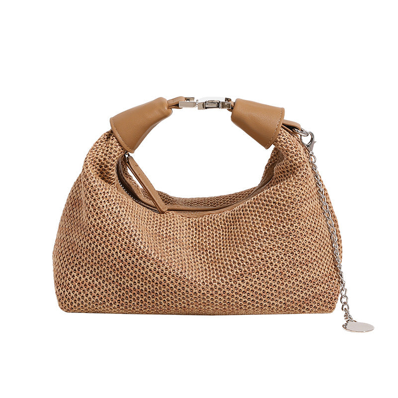 Geflochtene Hobo-Bag aus Stroh mit geknotetem Tragegriff in Lederoptik, silberfarbenen Details und Kettenanhänger in Schwarz und Camel