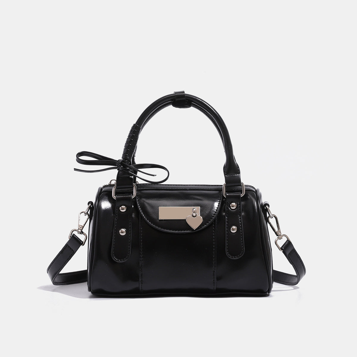 Kleine strukturierte Henkeltasche mit glänzender Oberfläche, zwei Tragegriffen, aufgesetzter Fronttasche, herzförmigem Verschlussanhänger und silberfarbenem
