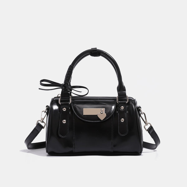 Kleine strukturierte Henkeltasche mit glänzender Oberfläche, zwei Tragegriffen, aufgesetzter Fronttasche, herzförmigem Verschlussanhänger und silberfarbenem