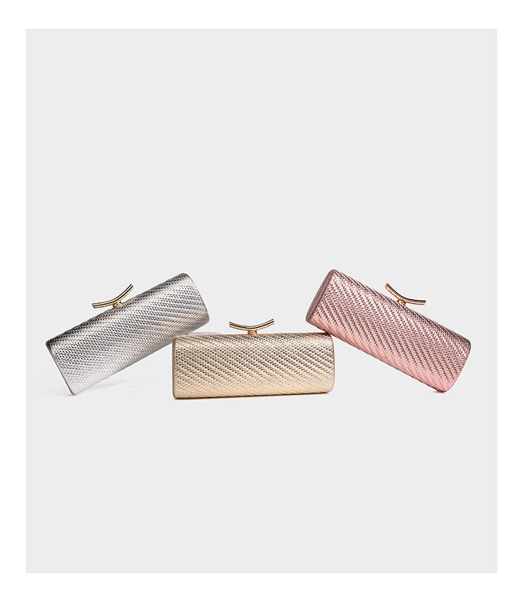Strukturierte metallische Abend-Clutch mit gewebter Optik, geschwungenem goldfarbenem Kiss-Lock-Verschluss und abnehmbarem schmalem goldfarbenem Kettenriemen