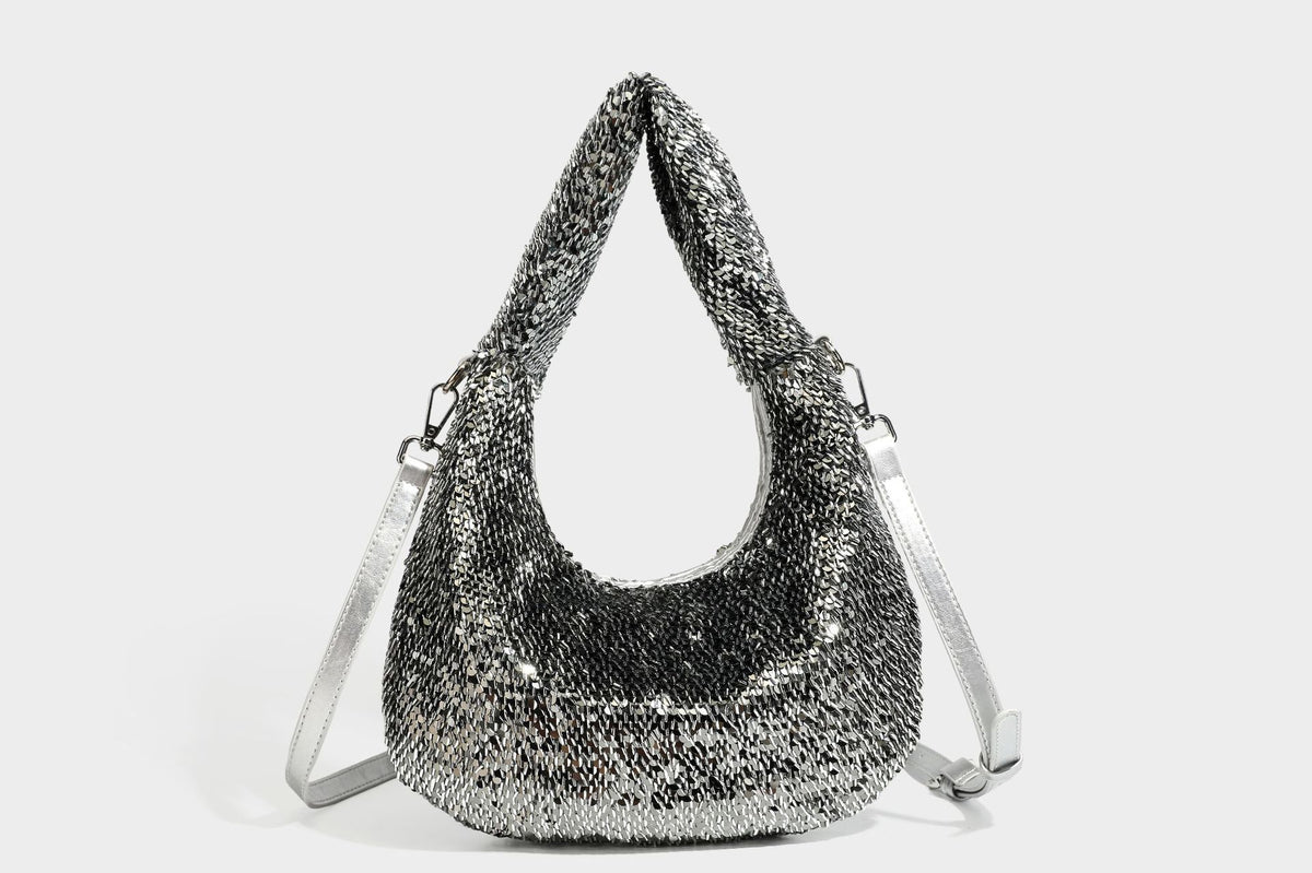 Lässig drapierte, tropfenförmige Hobo-Schultertasche mit durchgehendem Metallic-Paillettenbesatz und silberfarbenen Metalldetails, Detailansicht 36