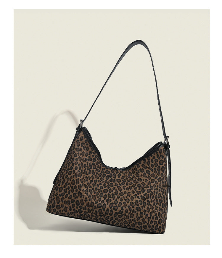 Lässig fallende Hobo-Tasche mit Leopardenmuster in Braun und Schwarz, Kordelzugverschluss mit Schleife, Besatz in schwarzer Lederoptik und Nieten in Silberoptik