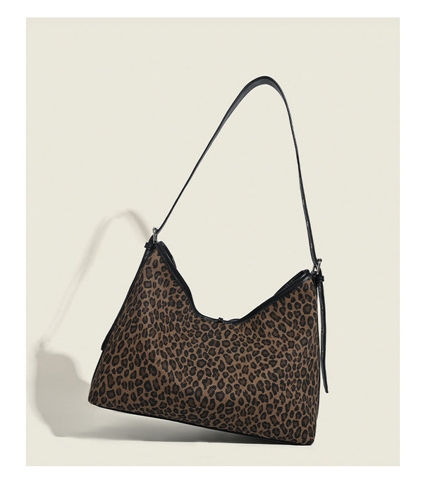 Lässig fallende Hobo-Tasche mit Leopardenmuster in Braun und Schwarz, Kordelzugverschluss mit Schleife, Besatz in schwarzer Lederoptik und Nieten in Silberoptik