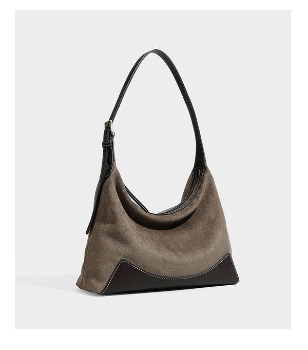 Lässig fallende Hobo-Schultertasche in warmem Braun mit dunkler Kontrastverzierung in Lederoptik, geschwungenem Reißverschluss und langem, detail