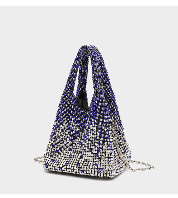 Ombré-Kristalltasche in Schwarz bis Silber mit Strasssteinen, Kettenriemen und Kristall-Tragegriffen, Detailansicht 15
