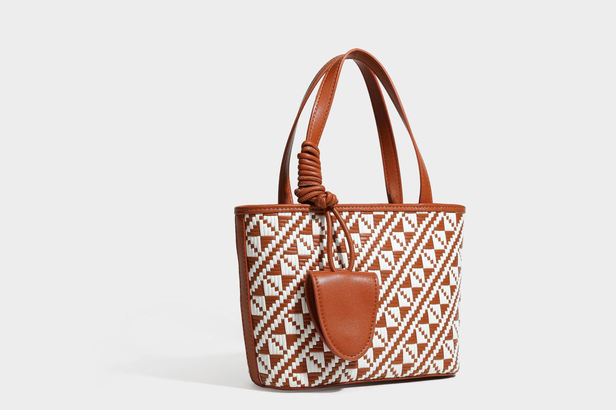 Kleine, strukturierte, gewebte Tote-Bag mit geometrischem Muster, glatten Details in Lederoptik, geknoteten Tragegriffen, Reißverschluss und herabhängendem Frontdetail