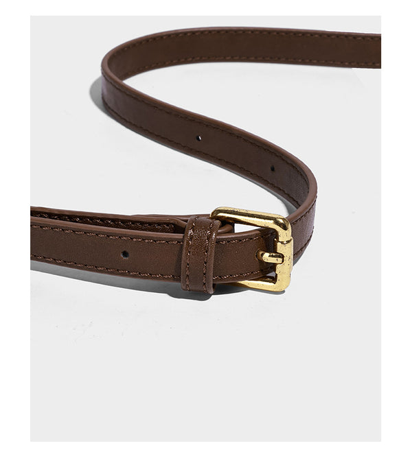 Kompakte Boston-Schultertasche in warmer Braunfarbe mit Wildlederoptik, glatten dunkelbraunen Besätzen, übergroßen goldfarbenen Ringbeschlägen und Reißverschluss oben