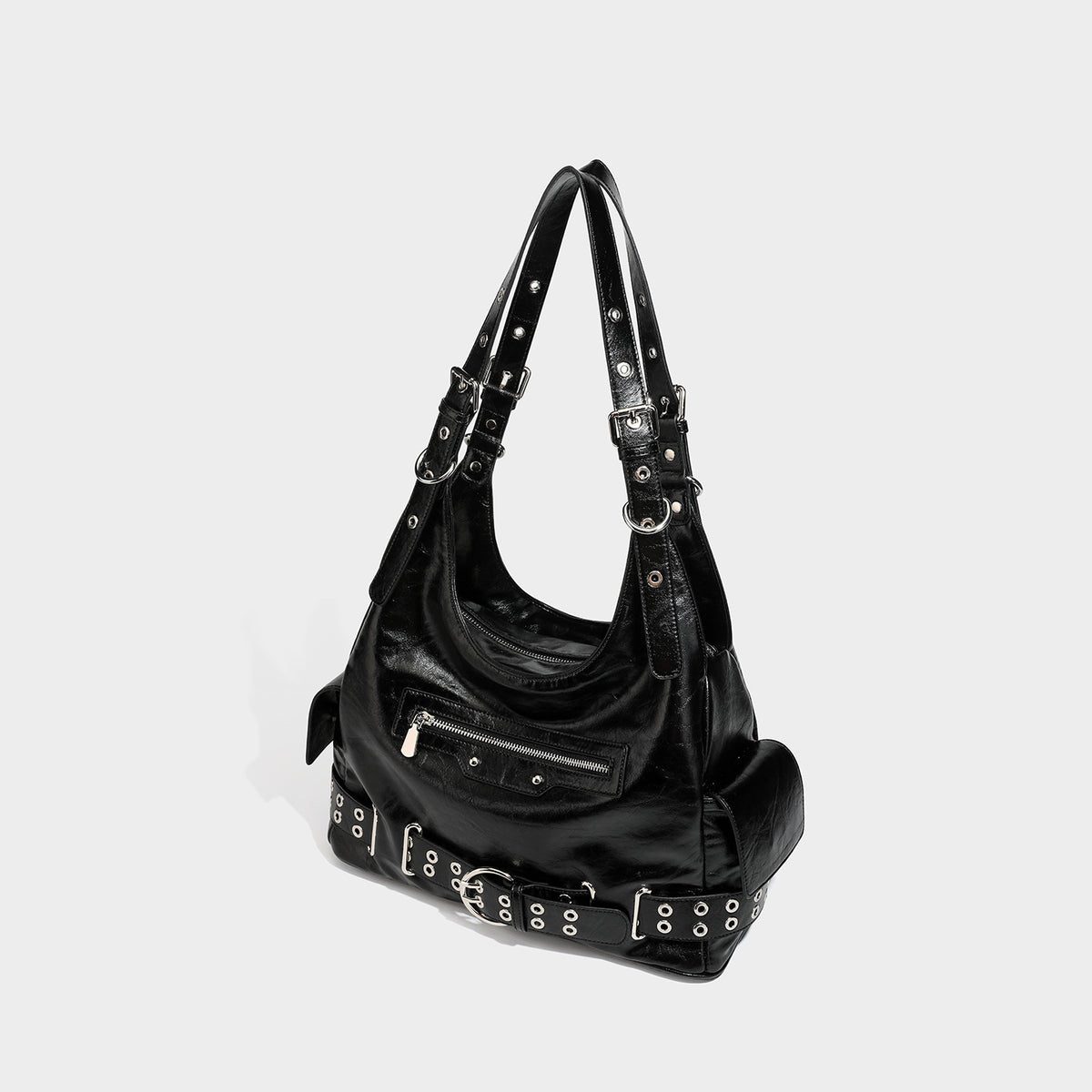 Große glänzende schwarze Hobo-Schultertasche mit silberfarbenem Ösenriemen am Boden, Schnallenbeschlägen, vorderer Reißverschlusstasche und zwei vorderen Details