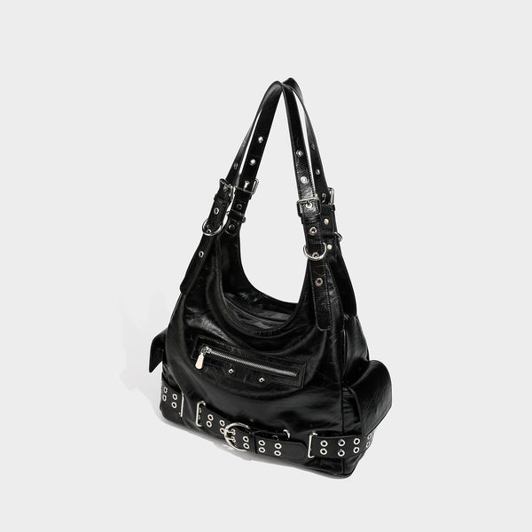 Große glänzende schwarze Hobo-Schultertasche mit silberfarbenem Ösenriemen am Boden, Schnallenbeschlägen, vorderer Reißverschlusstasche und zwei vorderen Details
