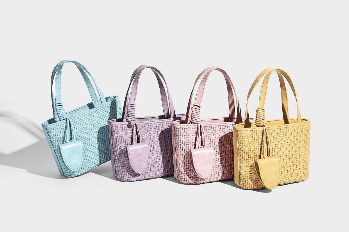 Kleine, formstabile Tote-Bag in gewebter Lederoptik mit geknoteten Henkeln, abnehmbarem Schulterriemen und einem hängenden Mini-Täschchen an der Vorderseite