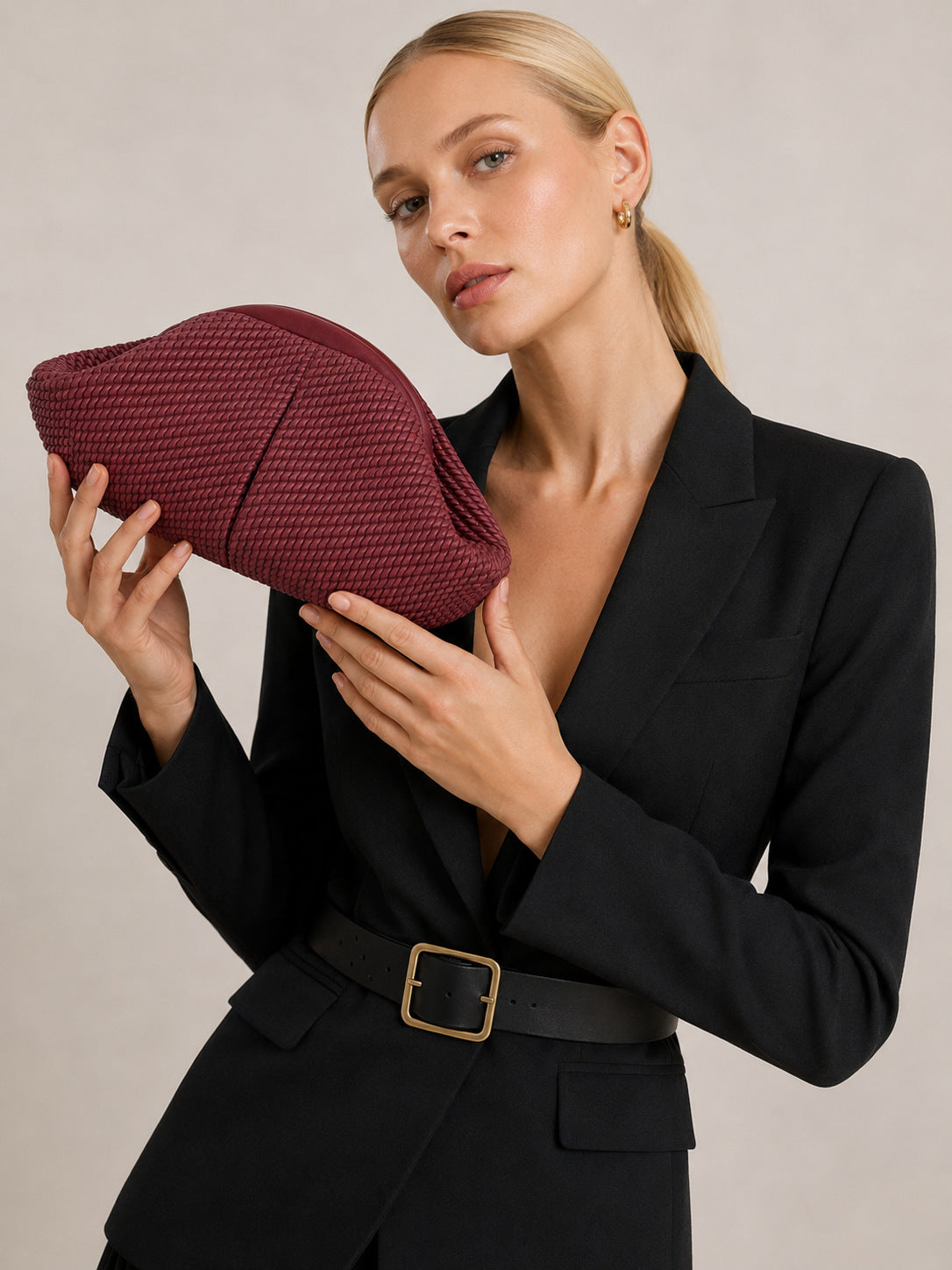Abgerundete Clutch in Flechtoptik mit glatter kontrastierender Paspelierung und Reißverschluss in tiefem Burgunderrot, Detailansicht 9