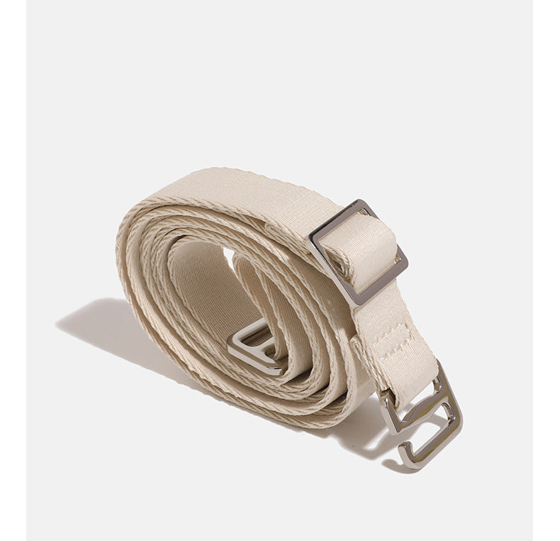 Lässige Crossbody-Tasche aus weichem Stoff mit geflochtenem Tragegriff aus Kordel, diagonalem Reißverschlussfach auf der Vorderseite und silberfarbenen Beschlägen, Detailansicht