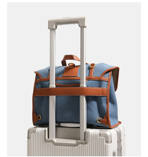 Formstabile, wandelbare Rucksack-Handtasche in Denim-Optik mit cognacbrauner Kunstlederoptik, goldfarbenen Schnallendetails und oberem Tragegriff