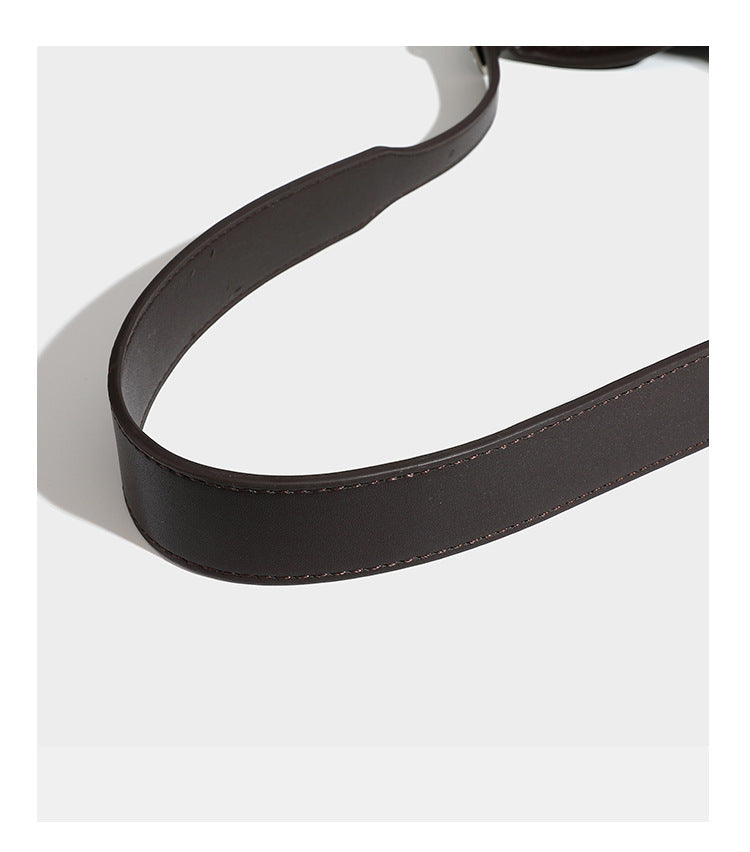 Schwarz-weiß karierte Hobo-Schultertasche aus gewebtem Material mit dunkelbrauner Einfassung in Lederoptik, Kordelzugverschluss und langem, verstellbarem