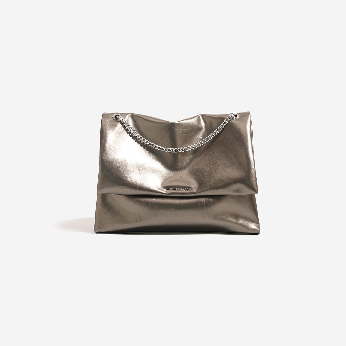 Strukturierte Schultertasche mit Überschlag, silberfarbenem Kettenriemen und Oberfläche in Cognac mit Velourslederoptik, Überschlagverschluss und seitlichen Ösen