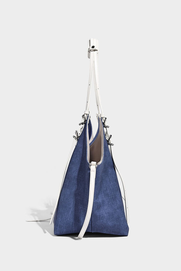Große, weich fallende Schulter-Tote-Bag aus Canvas in Denim-Optik mit weißen Riemen in Lederoptik, silberfarbenen Schnallenbeschlägen und hängendem