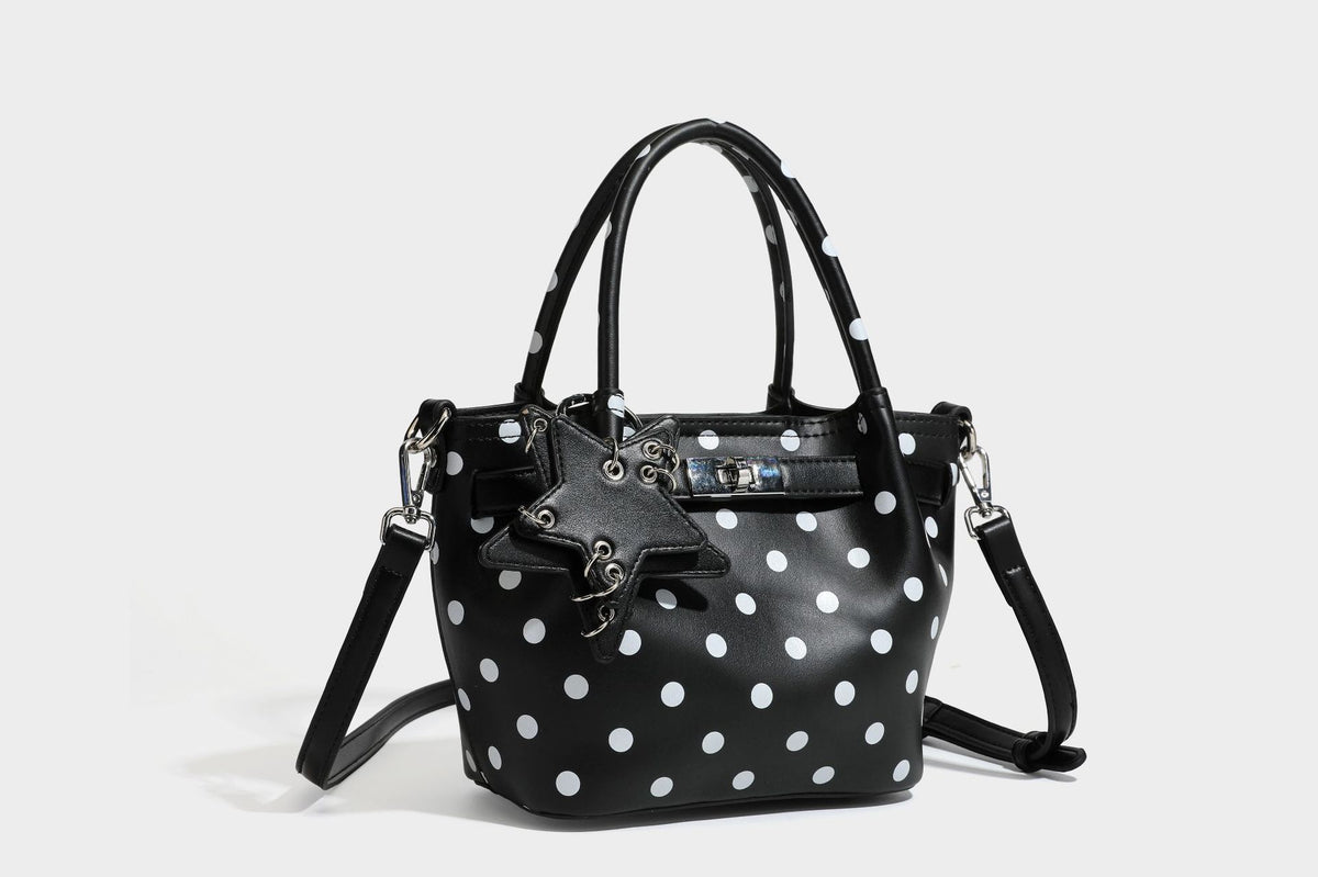 Kleine strukturierte Mini-Tote-Bag mit Punkten in Braun und weißen Tupfen, Sternanhänger, zwei Tragegriffen und abnehmbarem Schulterriemen