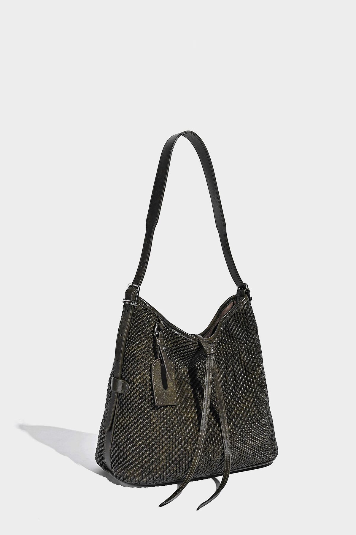 Große Schultertasche im Beuteltaschenstil mit Flechtstruktur, glatten Besätzen in Lederoptik, verstellbarem Riemen und Anhänger-Detail, Detailansicht